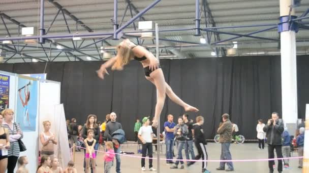Young sportswoman show acrobatic program on pylon in Kiev, Ukraine, — Stock Video