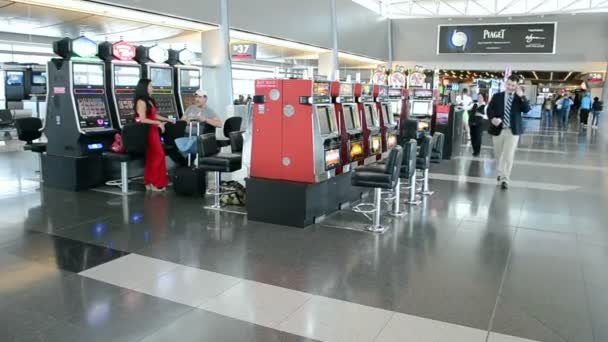 Διεθνές Αεροδρόμιο mccarran Λας Βέγκας, ΗΠΑ, με τα τυχερά παιχνίδια κουλοχέρηδες στο εσωτερικό. — Αρχείο Βίντεο
