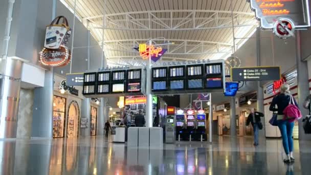 Las Vegas, Nevada, viajantes dentro do aeroporto internacional de McCarran . — Vídeo de Stock