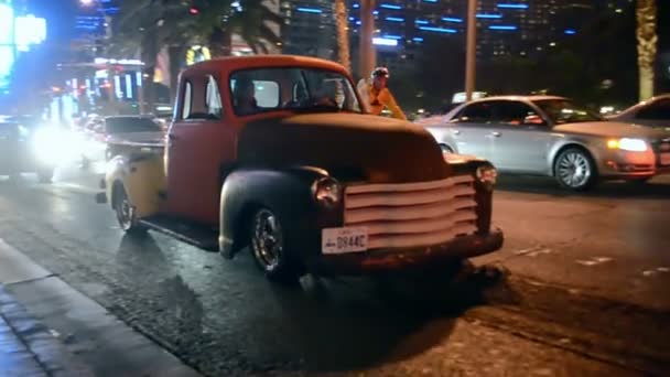 在拉斯维加斯，内华达州的拉斯维加斯大道上的老式汽车, — 图库视频影像