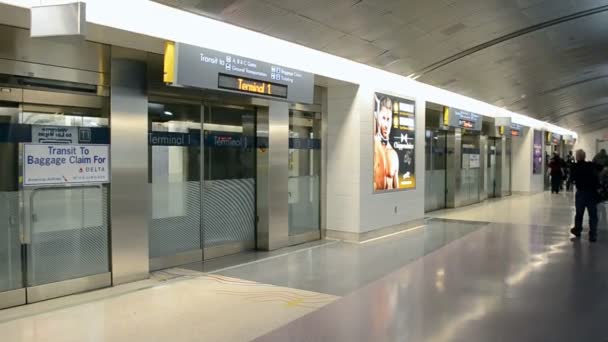 Passeggeri all'interno dell'aeroporto internazionale McCarran di Las Vegas, USA . — Video Stock