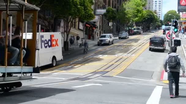 アメリカ合衆国、サンフランシスコの観光客でケーブルカー. — ストック動画