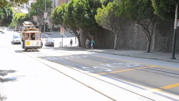 Kabelbil med turister i San Francisco, USA . – stockvideo