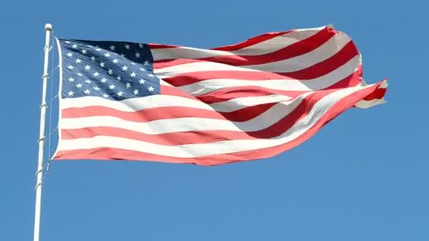 Amerikanische Flagge am blauen Himmel, Freiheit, — Stockvideo