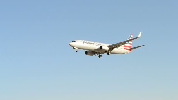 Самолет American Airlines рядом с международным аэропортом Маккарран в Лас-Вегасе, США . — стоковое видео