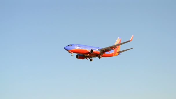 Airplane near McCarran international airport in Las Vegas, USA, — Stock Video