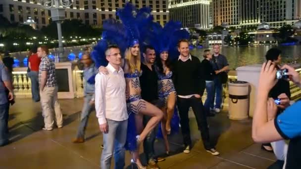 Girls with blue feathers on Las Vegas Strip in Las Vegas, Nevada. — Stock Video