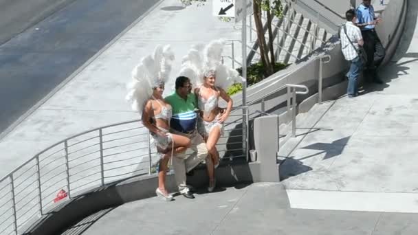 Meninas com penas brancas em Las Vegas Strip em Las Vegas, Nevada . — Vídeo de Stock