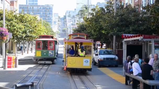 Cable car with tourists in San Francisco, USA. — Stock Video