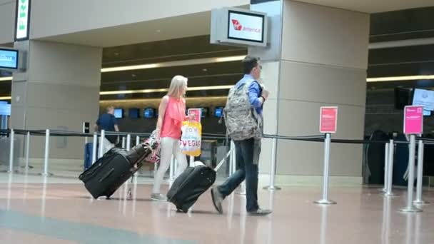 Passageiros dentro do aeroporto internacional de McCarran em Las Vegas, EUA . — Vídeo de Stock