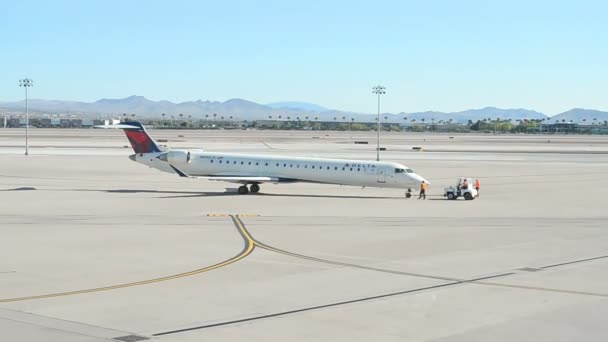 Vliegtuig transport in mccarran international airport in las vegas, Verenigde Staten. — Stockvideo