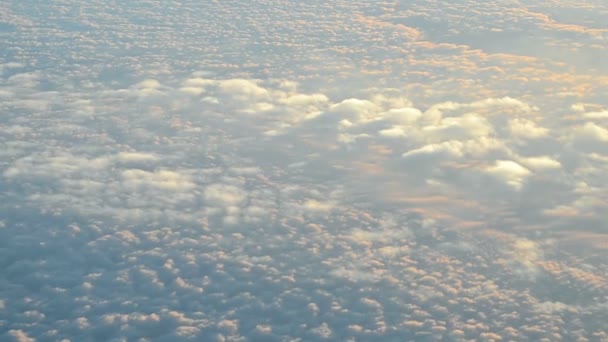Nubes blancas durante la puesta del sol en el cielo azul, detalles de la naturaleza , — Vídeos de Stock