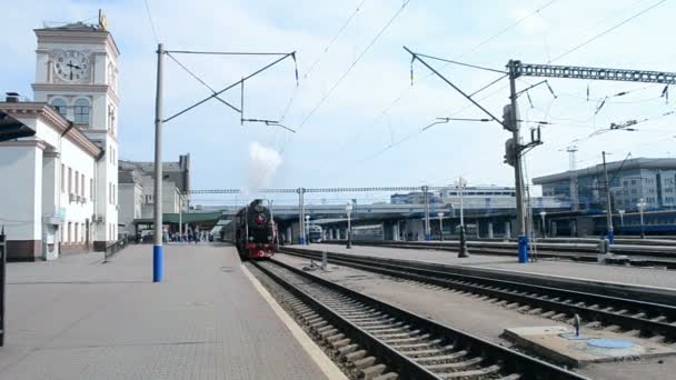 キエフ、ウクライナで中央鉄道駅にレトロな蒸気機関車. — ストック動画