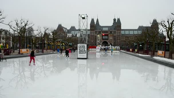 Amsterdam, eisbahn in der nähe des rijksmuseums, niederland, — Stockvideo