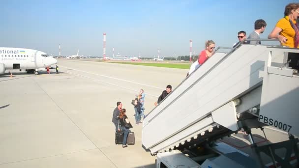 키예프, 우크라이나의 보리스 필 국제 공항에 비행기 근처 승객, — 비디오