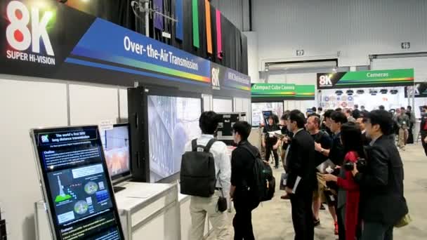 NHK bemutatja a videó hi-vision 8k-rendszer alatt nab show 2014-ban las vegas, Amerikai Egyesült Államok. — Stock videók