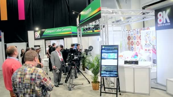 NHK presenta el sistema de vídeo Hi-Vision 8K durante el NAB Show 2014 en Las Vegas, Estados Unidos . — Vídeo de stock