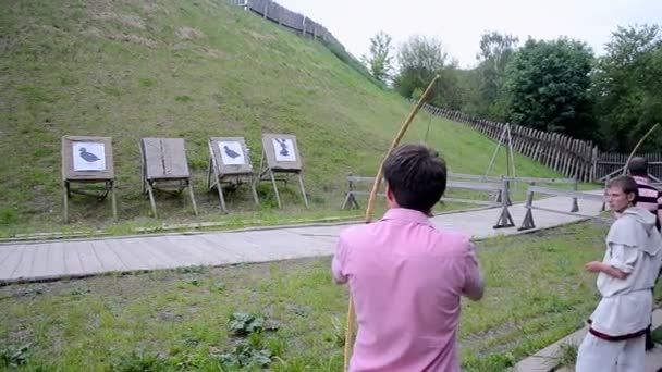 Archer of ancient Kyiv international tournament in Kiev, Ukraine. — Stock Video