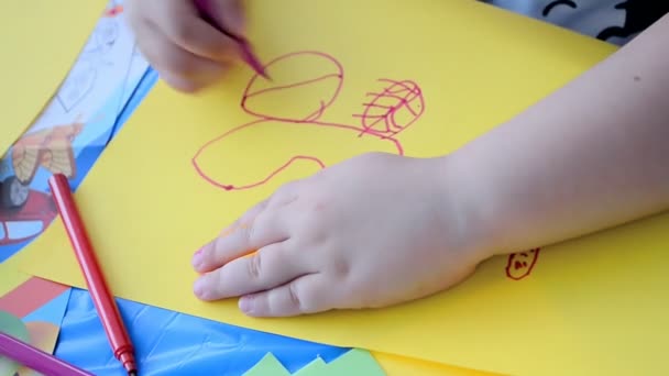 Dessin d'enfant sur papier, enfance .. — Video