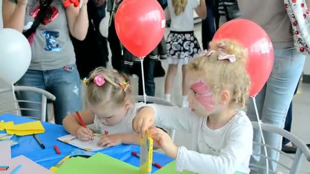 Дитини малюнок, Міжнародного дня дітей. — стокове відео