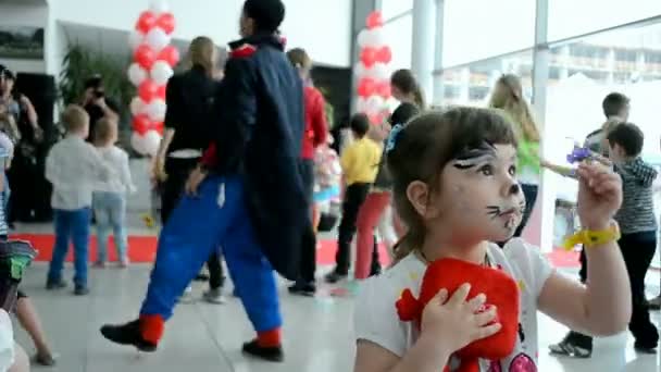 Kiev, Ukrayna uluslararası çocuk gün boyunca dans çocuk. — Stok video