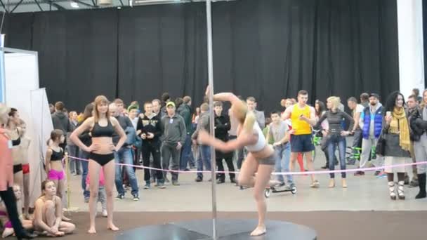 Jonge Sportvrouw Toon acrobatische programma op pyloon in kiev, Oekraïne, — Stockvideo