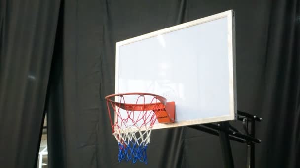 Juego de pelota de baloncesto durante la exposición Activesport en Kiev, Ucrania . — Vídeos de Stock