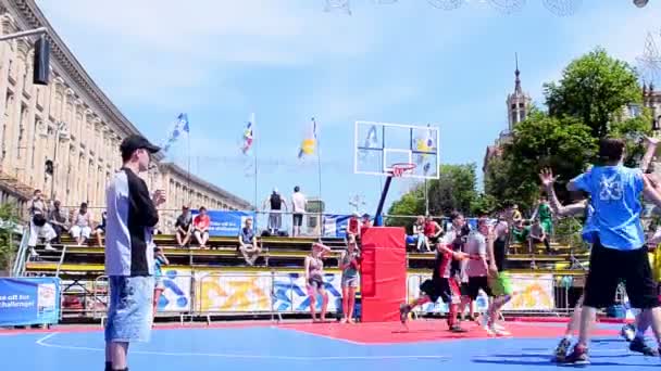 Personnes jouant au basket-ball, célébration de la Journée de l'Europe à Kiev, Ukraine . — Video