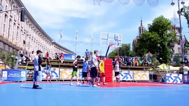 Personnes jouant au basket-ball, célébration de la Journée de l'Europe à Kiev, Ukraine . — Video