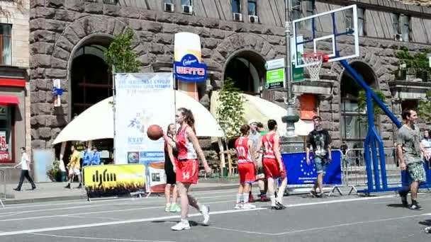 People playing basketball, Europe Day celebration in Kiev, Ukraine. — Stock Video