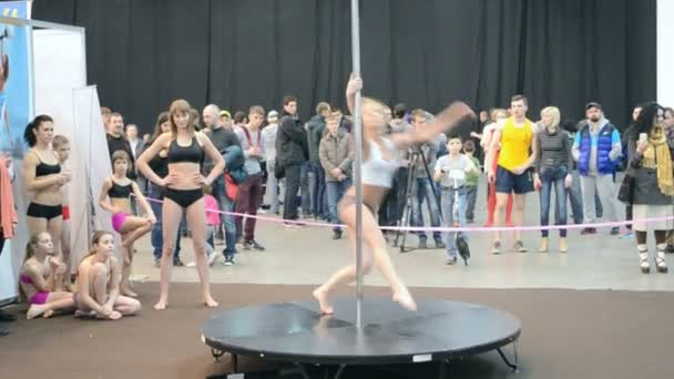 Pole Dance, junge Sportlerin zeigt akrobatisches Programm auf Pylon in Kiew, Ukraine, — Stockvideo