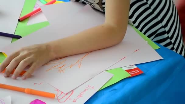 Girl drawing during NIKO Junior Fest 2014 devoted to International Children's day, Kiev, Ukraine. — Stock Video