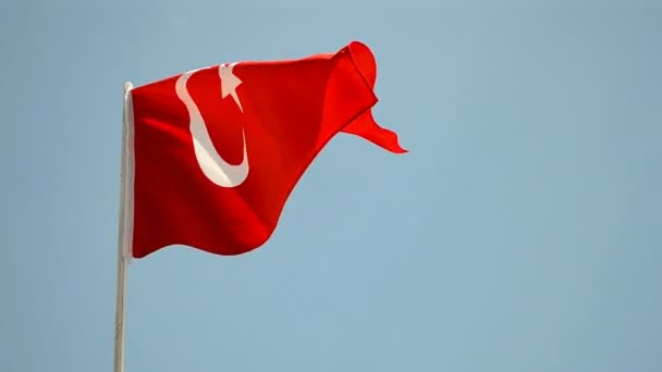 Turkije, Turkse vlag op blauwe hemel, onafhankelijkheid. — Stockvideo