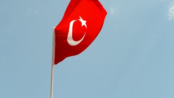 Turkiet, den turkiska flaggan på blå himmel, land oberoende. — Stockvideo