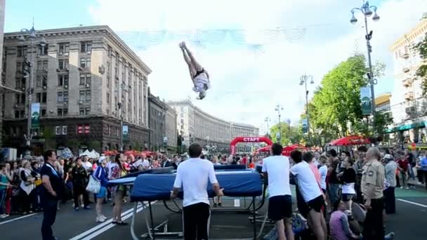 Sport gymnastiek Toon, Kiev stad dag in Kiev, Oekraïne. — Stockvideo