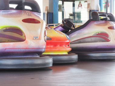 Belarus, Minsk, 2021 lunaparktaki çocuk arabaları.