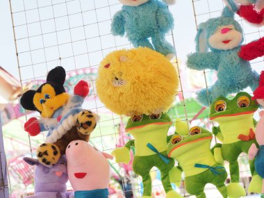 Belarus, Minsk, 2021 Çok renkli yumuşak oyuncaklar Bir lunaparkta oyun parkında