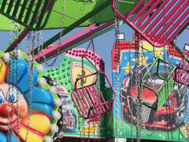 Belarus, Minsk, 2021 lunaparkta sallanıyor.