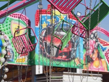 Belarus, Minsk, 2021 lunaparkta sallanıyor.