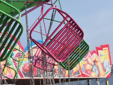 Belarus, Minsk, 2021 lunaparkta sallanıyor.