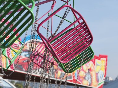 Belarus, Minsk, 2021 lunaparkta sallanıyor.