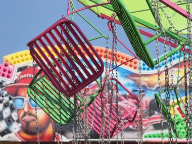 Belarus, Minsk, 2021 lunaparkta sallanıyor.