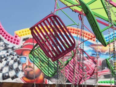 Belarus, Minsk, 2021 lunaparkta sallanıyor.