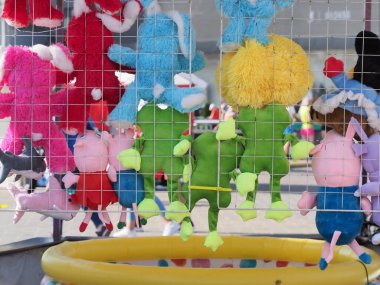 Belarus, Minsk, 2021 Çok renkli yumuşak oyuncaklar Bir lunaparkta oyun parkında