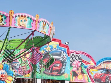 Belarus, Minsk, 2021 lunaparkta sallanıyor.
