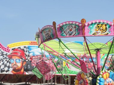 Belarus, Minsk, 2021 lunaparkta sallanıyor.