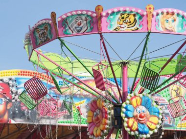 Belarus, Minsk, 2021 lunaparkta sallanıyor.