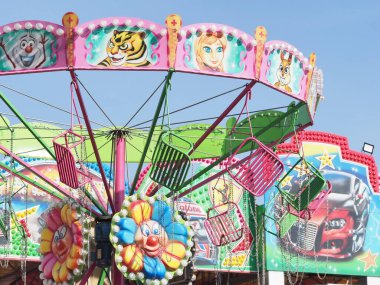 Belarus, Minsk, 2021 lunaparkta sallanıyor.