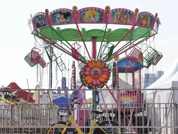 Belarus, Minsk, 2021 lunaparkta sallanıyor.