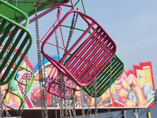 Belarus, Minsk, 2021 lunaparkta sallanıyor.